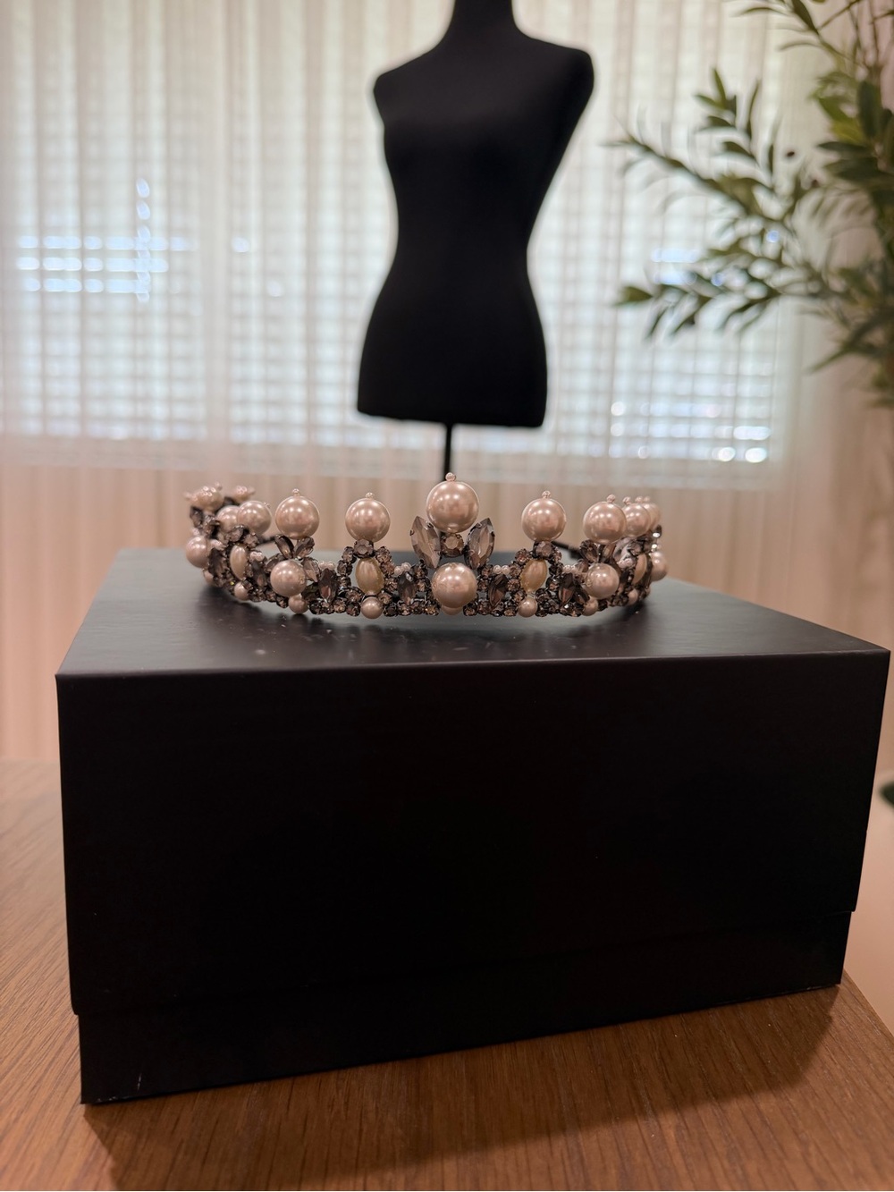 Vera Wang Pearl and Crystal Tiara Headband in Ivory and Silver